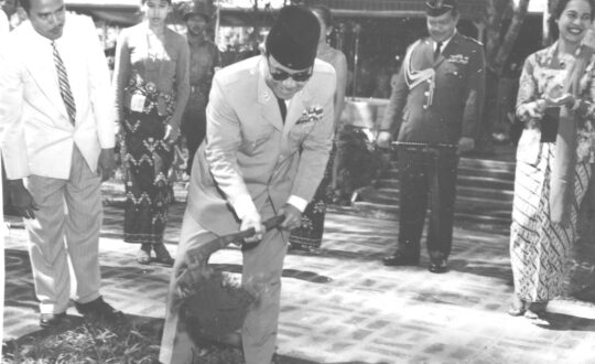 penanaman-pohon-pembangunan-kampus darmaga-1961 (1)