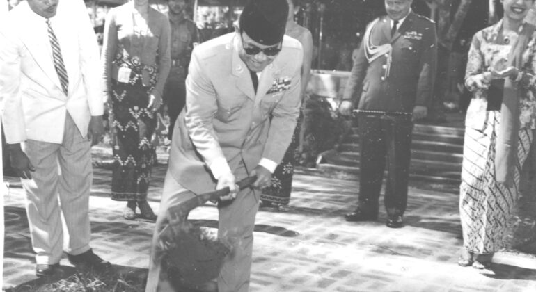 penanaman-pohon-pembangunan-kampus darmaga-1961 (1)