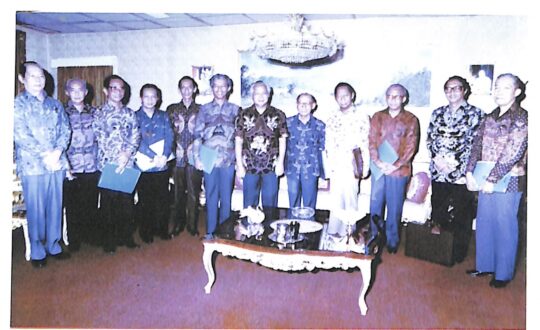 Pak Harto dengan Pengurus Inti Yayasan Supersemar