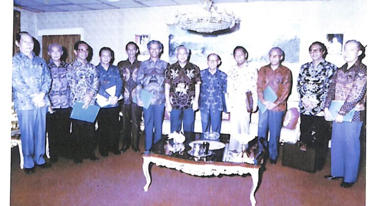 Pak Harto dengan Pengurus Inti Yayasan Supersemar